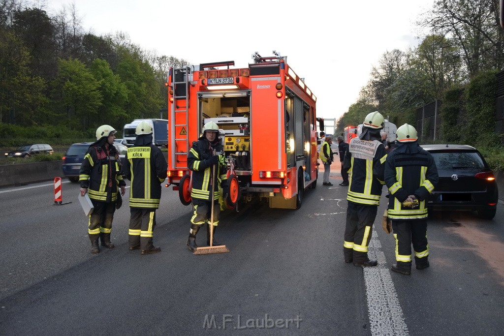 A 4 Rich Olpe vor Rodenkirchener Bruecke Heizoel LKW verliert Heizoel P07.JPG - Miklos Laubert